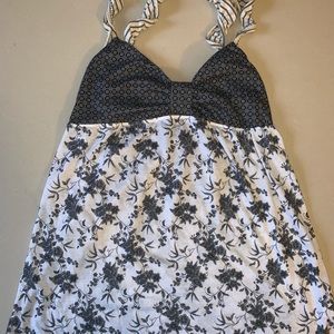 Women’s black and white top